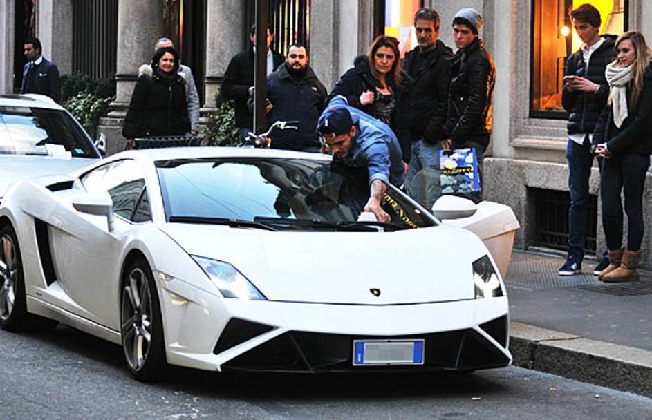 Nella mini-serie di regali tra i due immortalati in foto non pu mancare la Lamborghini Gallardo bianca 